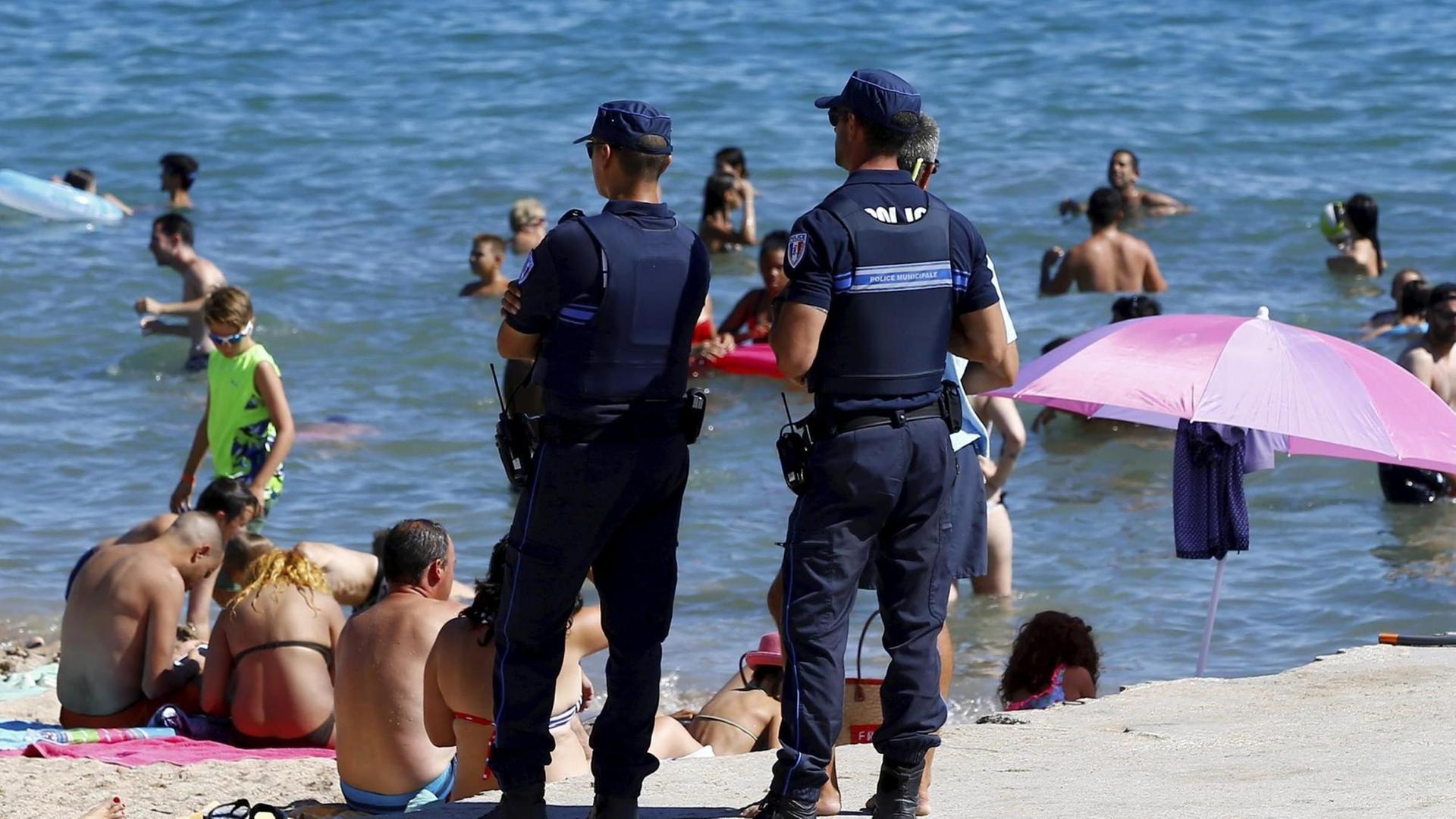 Frankreichs Polizei kontrolliert am Strand ob die Frauen Burkinis tragen.
