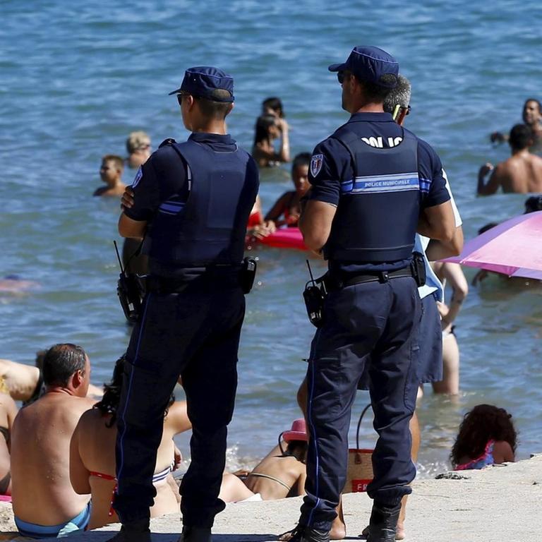 Frankreichs Polizei kontrolliert am Strand ob die Frauen Burkinis tragen.