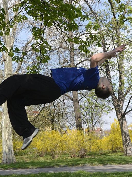 Ein Junge in Prag praktiziert "Parkour", einen Trendsport, der ursprünglich aus Frankreich kommt.