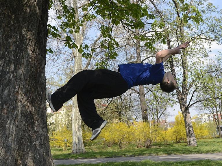 Ein Junge in Prag praktiziert "Parkour", einen Trendsport, der ursprünglich aus Frankreich kommt.