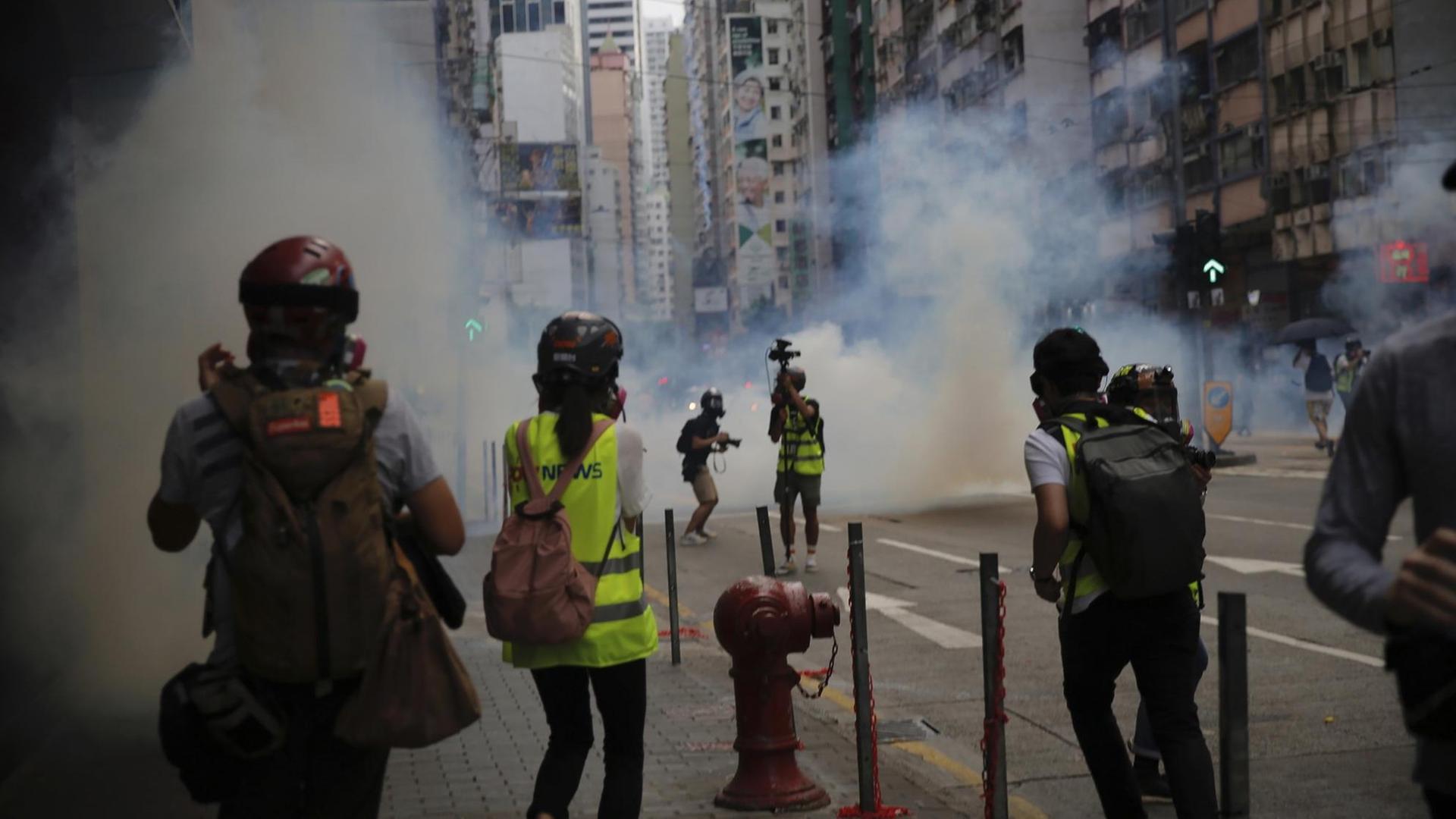 Polizisten und Demonstranten in der chinesischen Stadt Hongkong.