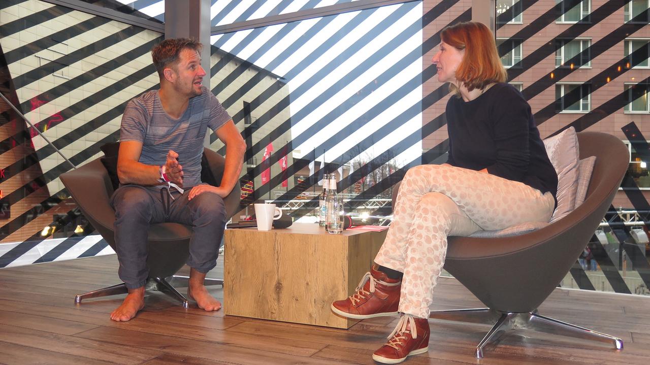 Der österrreichische Schauspieler Philipp Hochmair im Gespräch mit Susanne Führer in der Berlinale-Lounge.