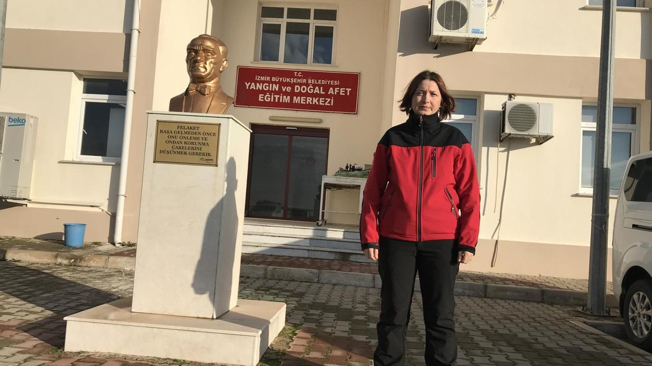 Stolze Feuerwehrfrau - Ilknur Uygun hat mittlerweile fünfzig Kolleginnen bei der Feuerwehr in Izmir.