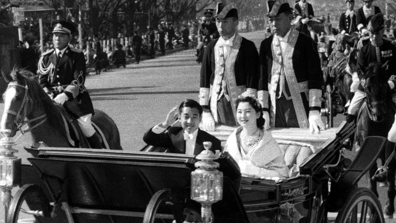 Das Kronprinzenpaar Akihito und Michiko in einer Kutsche bei der Parade nach ihrer Hochzeitszeremonie am 10. April 1959 in Tokio
