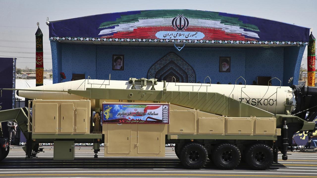 Bei einer Militärparade zum Jahrestag des Ersten Golfkriegs zwischen Iran und Irak wird am 22.09.2017 an einem Schrein für den Gründer der Islamischen Republik, Ruhollah Chomeini, in Teheran (Iran) die neuste Rakete Irans präsentiert. Die Rakete hat angeblich eine Reichweite von etwa 2000 Kilometern.
