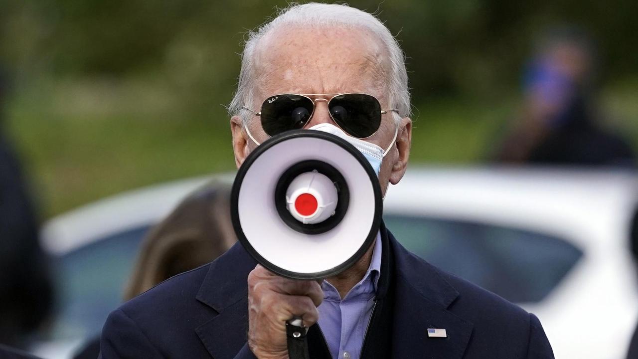 Joe Biden, demokratischer Präsidentschaftskandidat benutzt ein Megaphon, um zu seinen Anhängern zu sprechen.