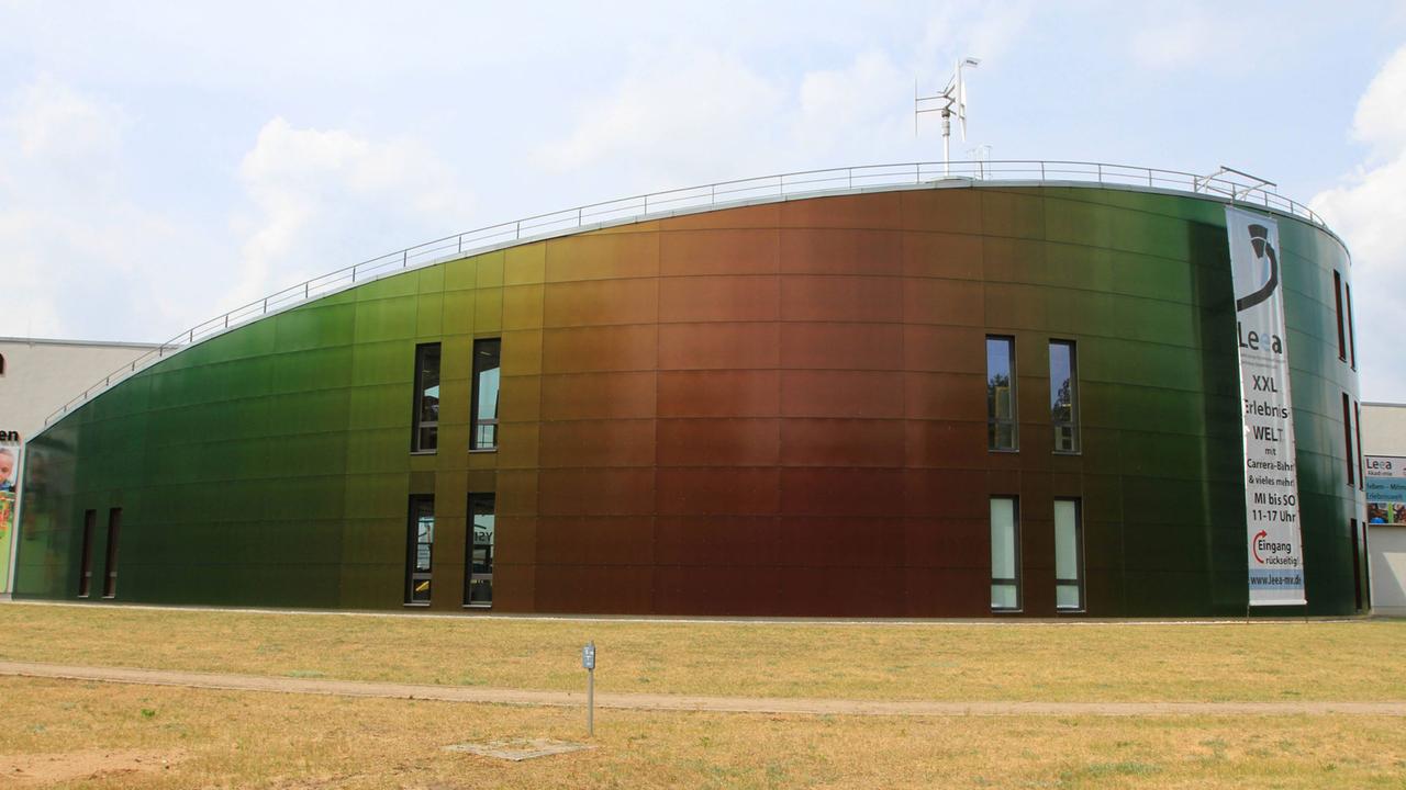 Das Gebäude des Leea verändert die Farbe, je nach Temerpatur und Lichtverhältnissen. Blick am Sonnabend (21.05.2016) auf das Landeszentrum für erneuerbare Energien (Kurz Leea genannt) in Neustrelitz (Landkreis Mecklenburgische Sennplatte). 