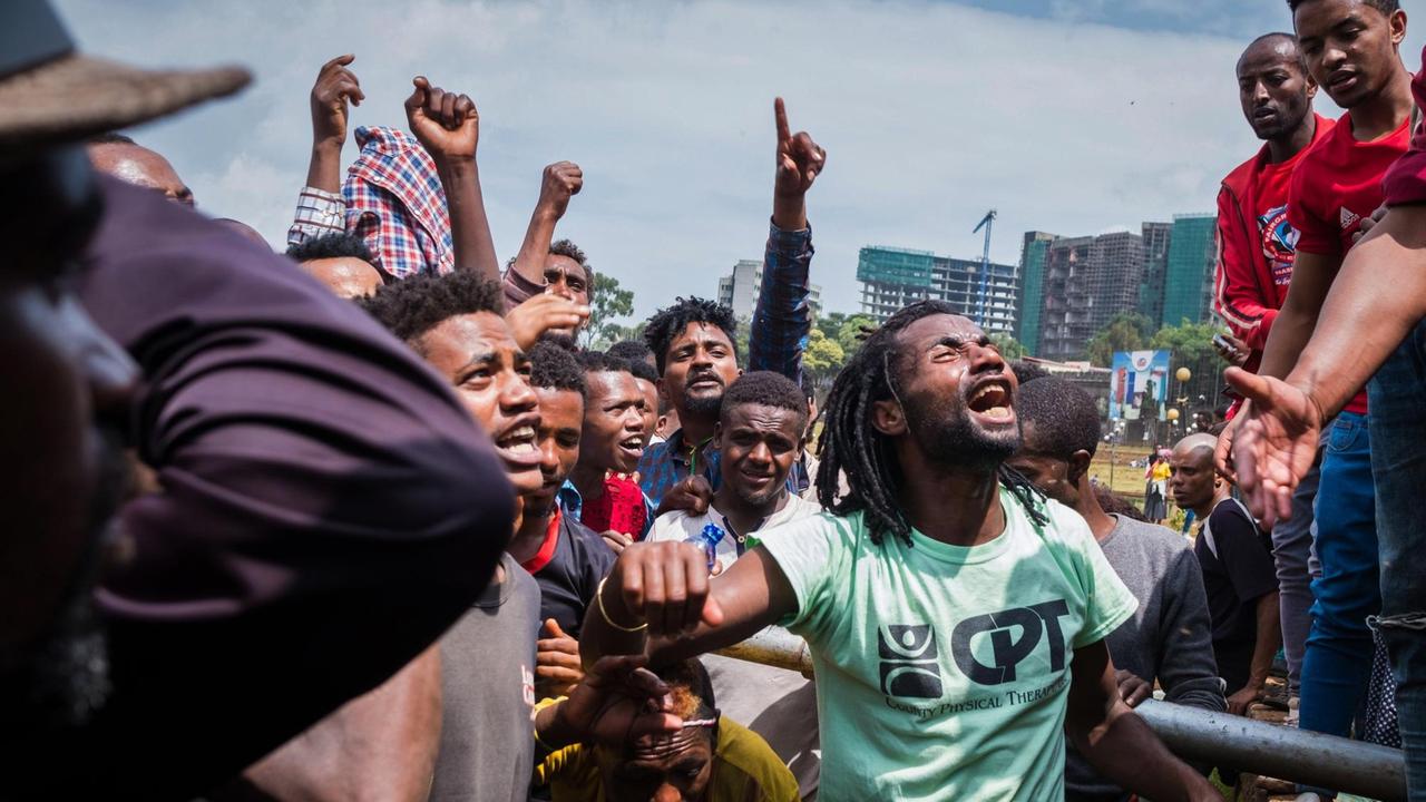 Auf dem zentralen Meskel Square in Äthiopiens Hauptstadt Addis Abeba protestieren Menschen gegen eine Welle der Gewalt gegen Minderheiten, die 23 Menschen das Leben kostete