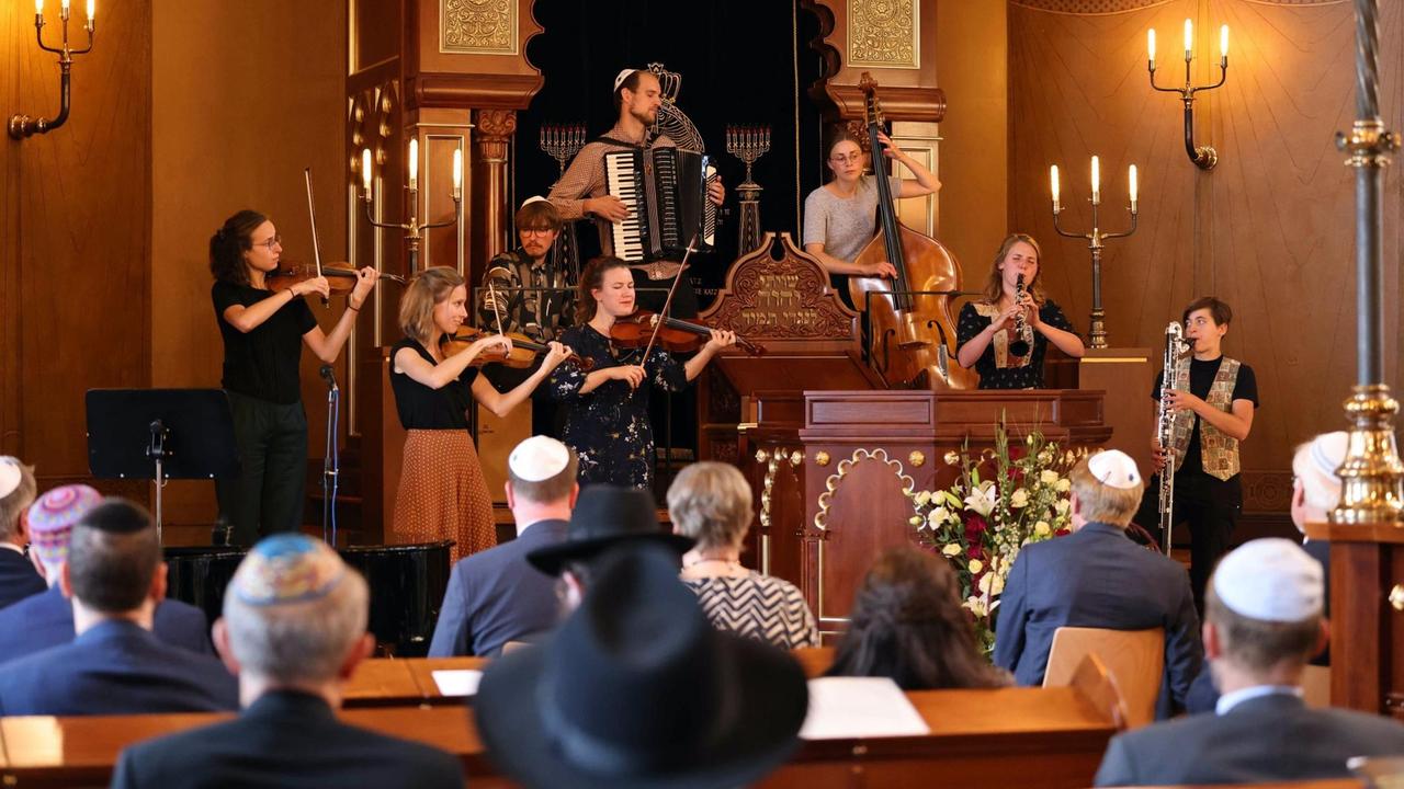 Eine Musikgruppe spielt beim Festakt zur Wiedereröffnung der Carlebach Synagoge.
