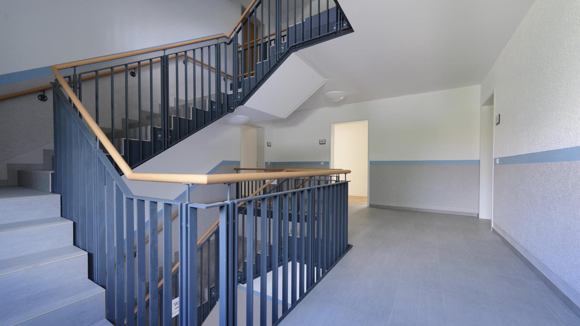 Blick in einen Treppenaufgang in einem Mehrfamilienhaus Blick in einen Treppenaufgang in einem Mehrfamilienhaus