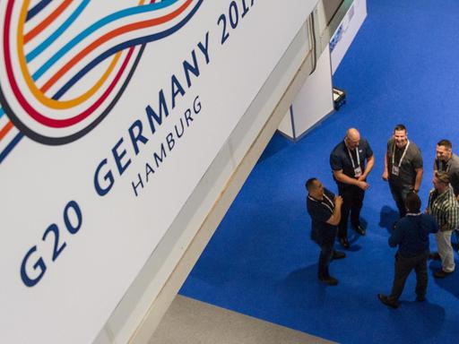 Männer unterhalten sich am 06.07.2017 im Medienzentrum für Journalisten, das anlässlich des G20-Gipfels eingerichtet wurde.