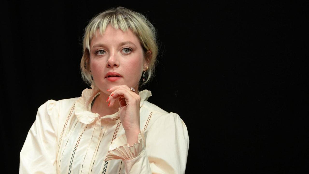 Die Schauspielerin Jella Haase bei der Premiere des Kinofilms "Bis wir tot sind oder frei" im September 2020 in Hamburg.