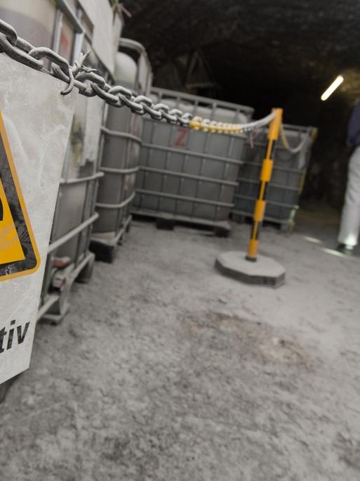 Vor Containern mit radioaktiver Lauge hängt am in der Schachtanlage Asse ein Warnschild mit der Aufschrift "Radioaktiv".