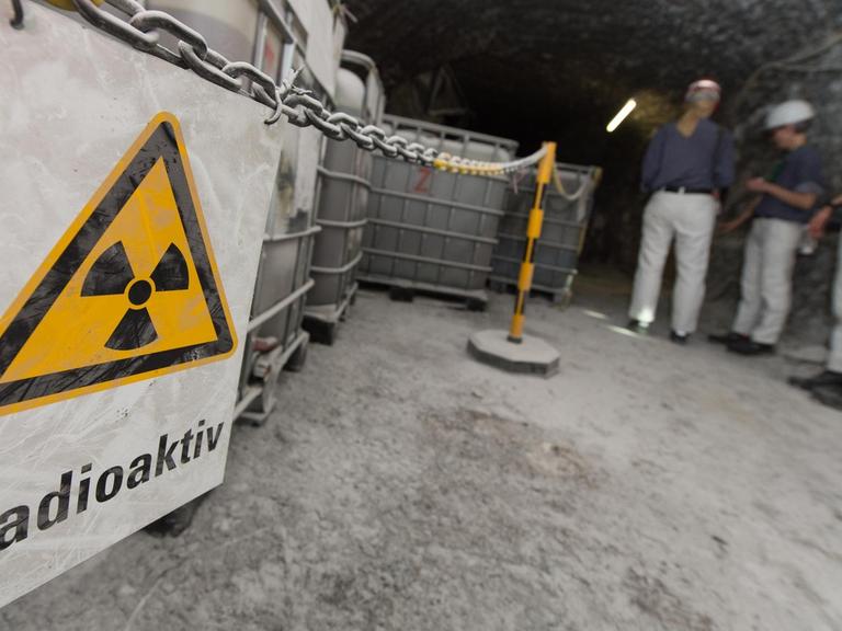 Vor Containern mit radioaktiver Lauge hängt am in der Schachtanlage Asse ein Warnschild mit der Aufschrift "Radioaktiv".