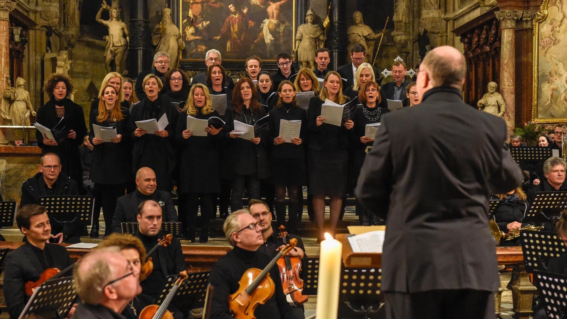 Ein Chor singt "Stille Nacht, Heilige Nacht" im Wiener Stephansdom