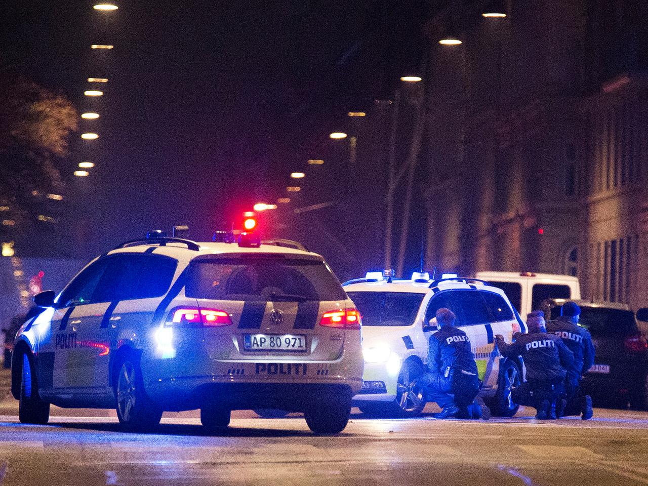 Kopenhagen, 15. Februar 2015: Polizisten nehmen Deckung hinter ihrem Auto. Offenbar wurde der Terrorist, der am Tag zuvor bei einer Diskussionsveranstaltung sowie in einer Synagoge zwei Menschen erschossen hatte, bei dem Gefecht getötet.