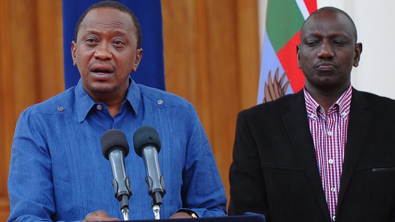 Kenias Präsident Uhuru Kenyatta (links) am Rednerpult, flankiert von Vize-Präsident William Ruto
