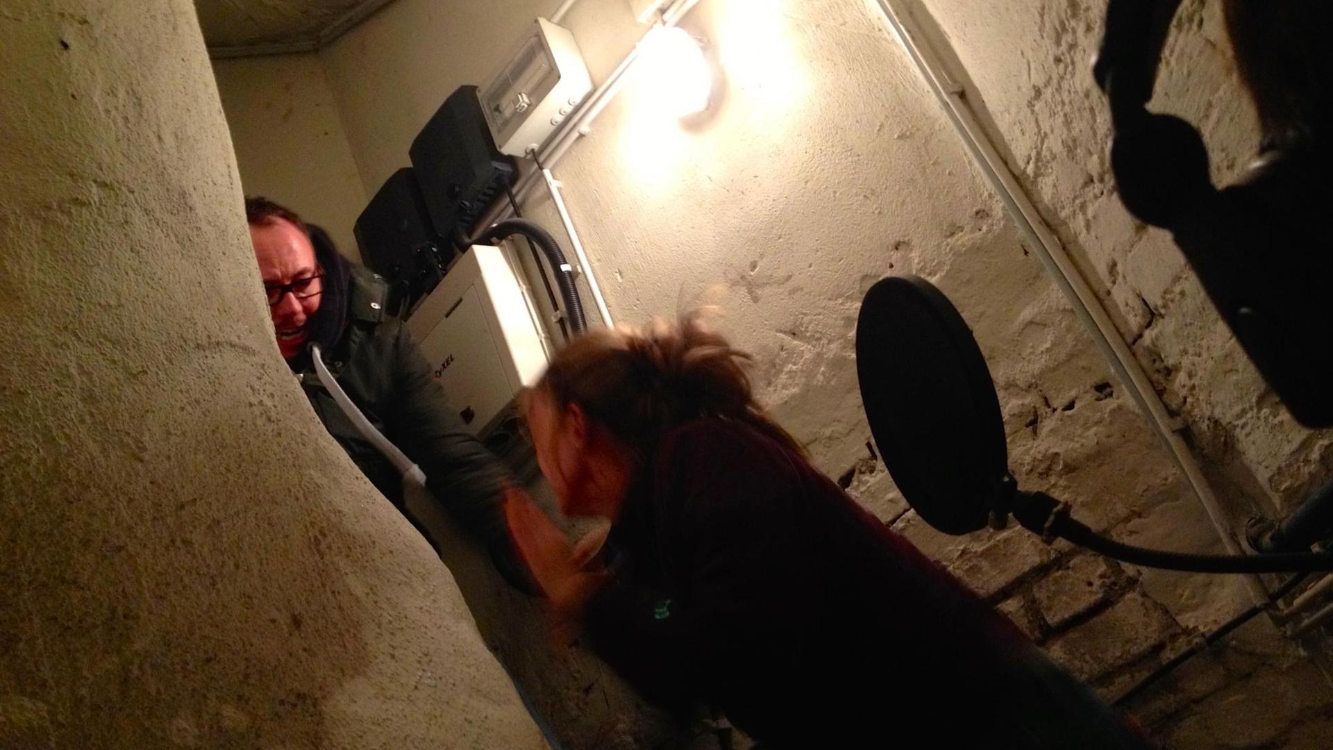 Szenenfoto im Keller - Micha (Michael Che Koch) sperrt seine infizierte Freundin Kerstin (Kerstin Kramer) in den Keller.