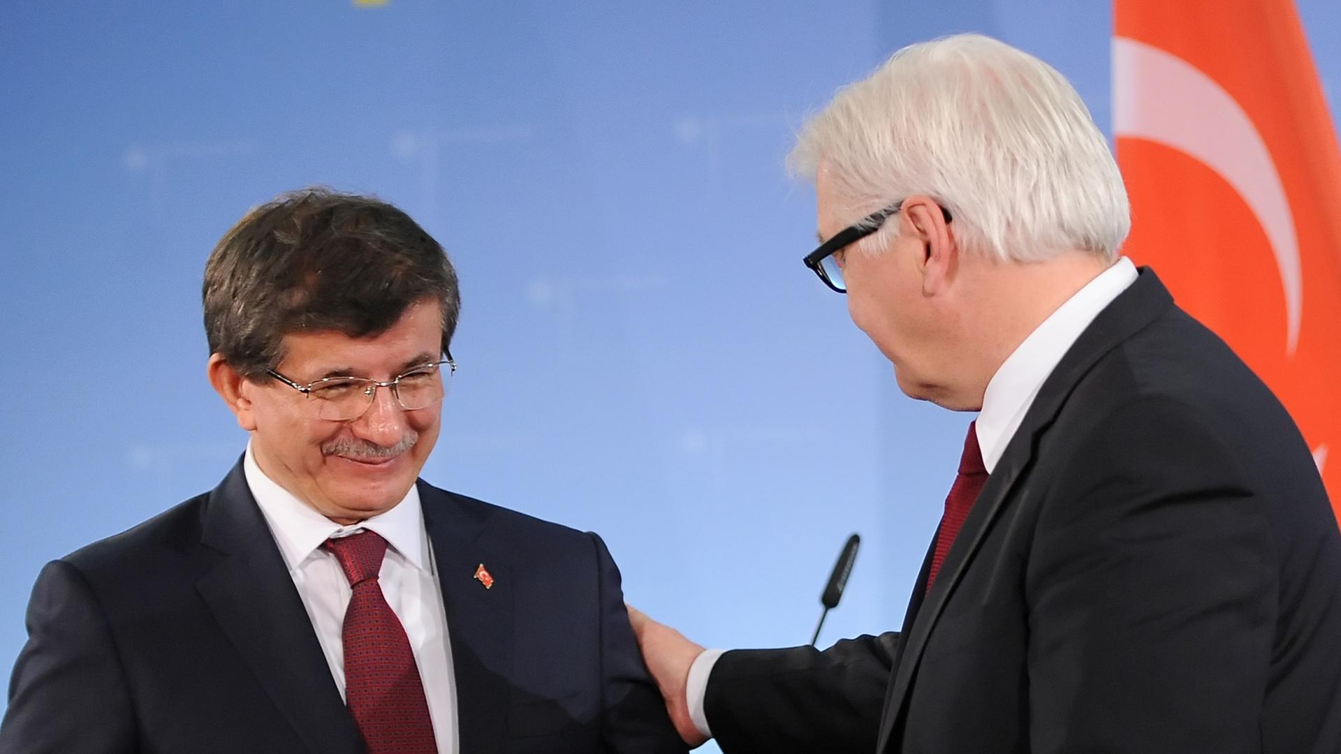 Bundesaußenminister Frank-Walter Steinmeier (SPD) und sein türkischer Amtskollegen Ahmet Davutoglu (l) am 03.02.2014 bei einer Pressekonferenz in Berlin.