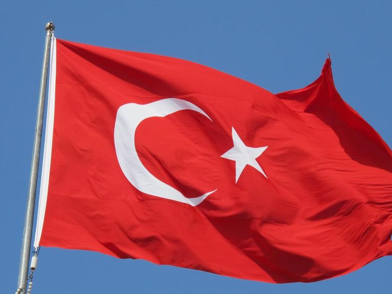 Die Flagge der Türkei, aufgenommen am 30.09.2011 in Dalyan.