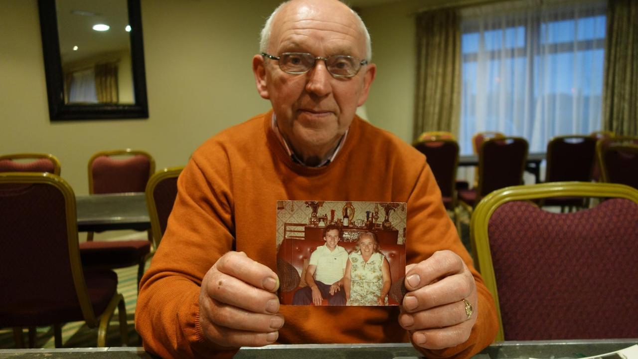 Patrick John Haverty, Überlebender des Mutter-Kind-Heims Tuam in Irland, mit einem Bild seiner Mutter und sich