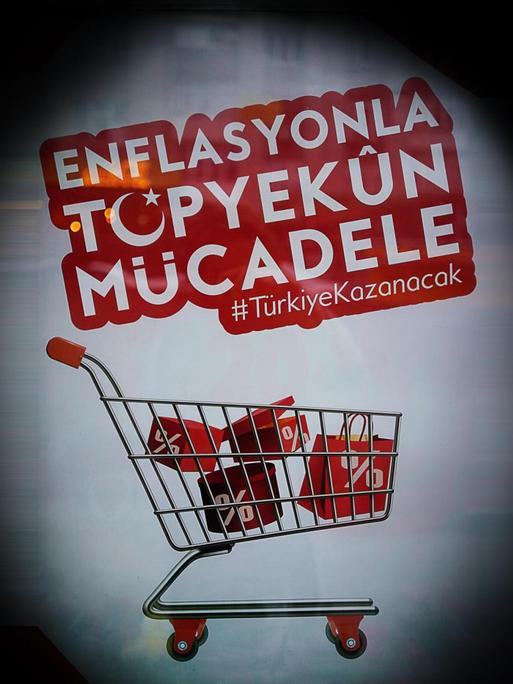 Dieses Poster eines Supermarkts sagt "Gemeinsam gegen die Inflation kåmpfen – die Türkei wird gewinnen."