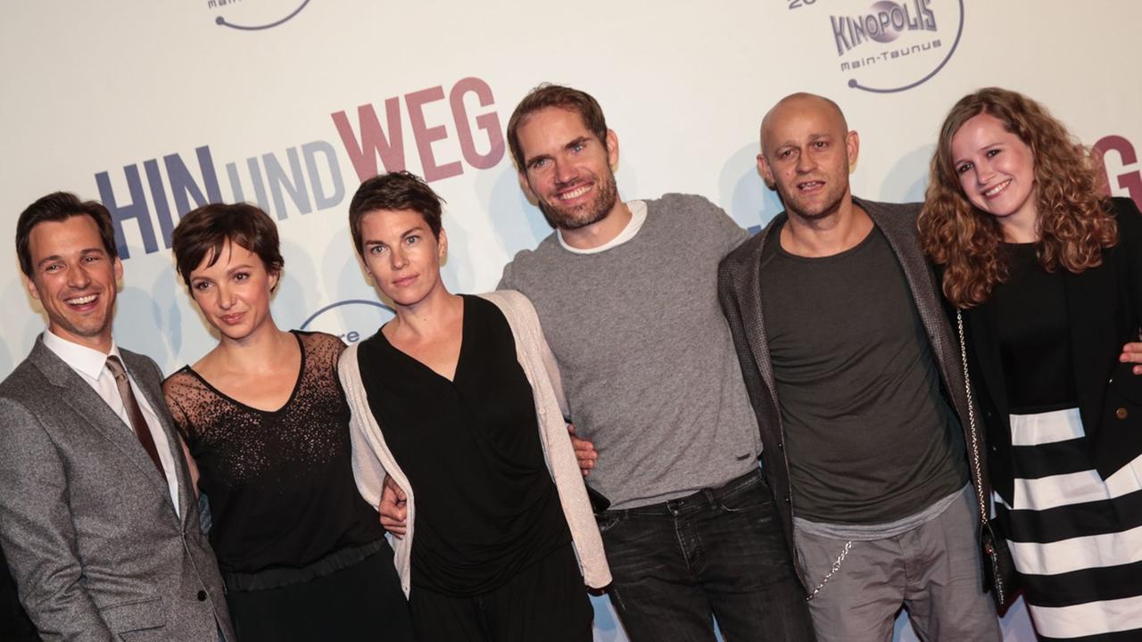 Filmset von "Hin und Weg" Drehbuchautorin Ariane Schröder (ganz rechts) neben Jürgen Vogel