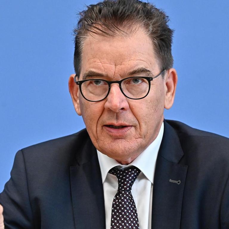 Bundesentwicklungsminister Gerd Müller (CSU) spricht auf einer Pressekonferenz anlässlich der Vorstellung eines Corona-Sofortprogramms des Entwicklungsministeriums und zum Reformkonzept 2030.