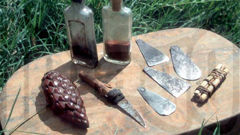 Messer, Klingen und Amulette für die Beschneidung von Mädchen