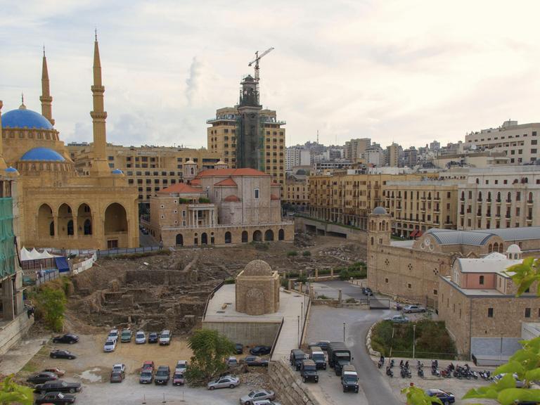 Römische Ausgrabungen vor der Mohammed-al-Amin-Moschee, daneben die Sankt-Georgs-Kathedrale und der Al-Nourieh-Schrein in Beirut, Libanon.