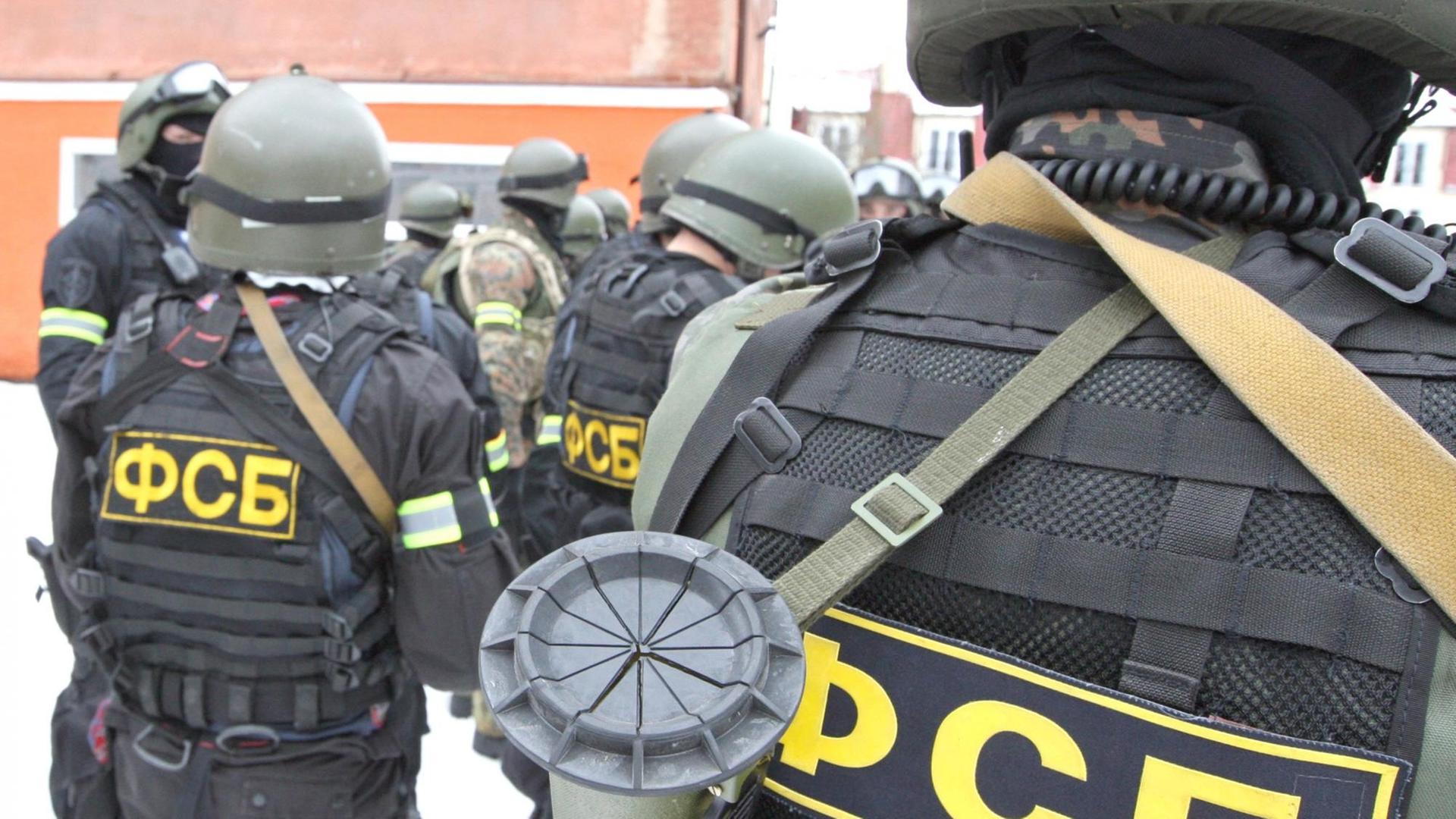 Eine Spezialeinheit des russischen Inlandsgeheimdienstes FSB. Man sieht mehrere Soldaten von hinten mit dem Aufdruck "FSB" auf dem Rücken.