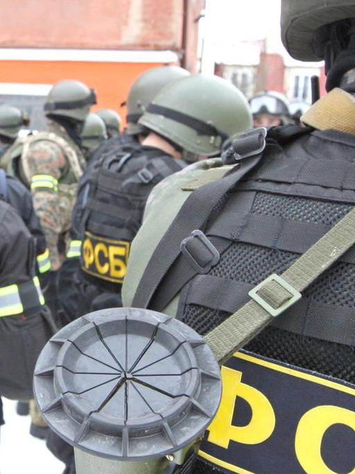 Eine Spezialeinheit des russischen Inlandsgeheimdienstes FSB. Man sieht mehrere Soldaten von hinten mit dem Aufdruck "FSB" auf dem Rücken.