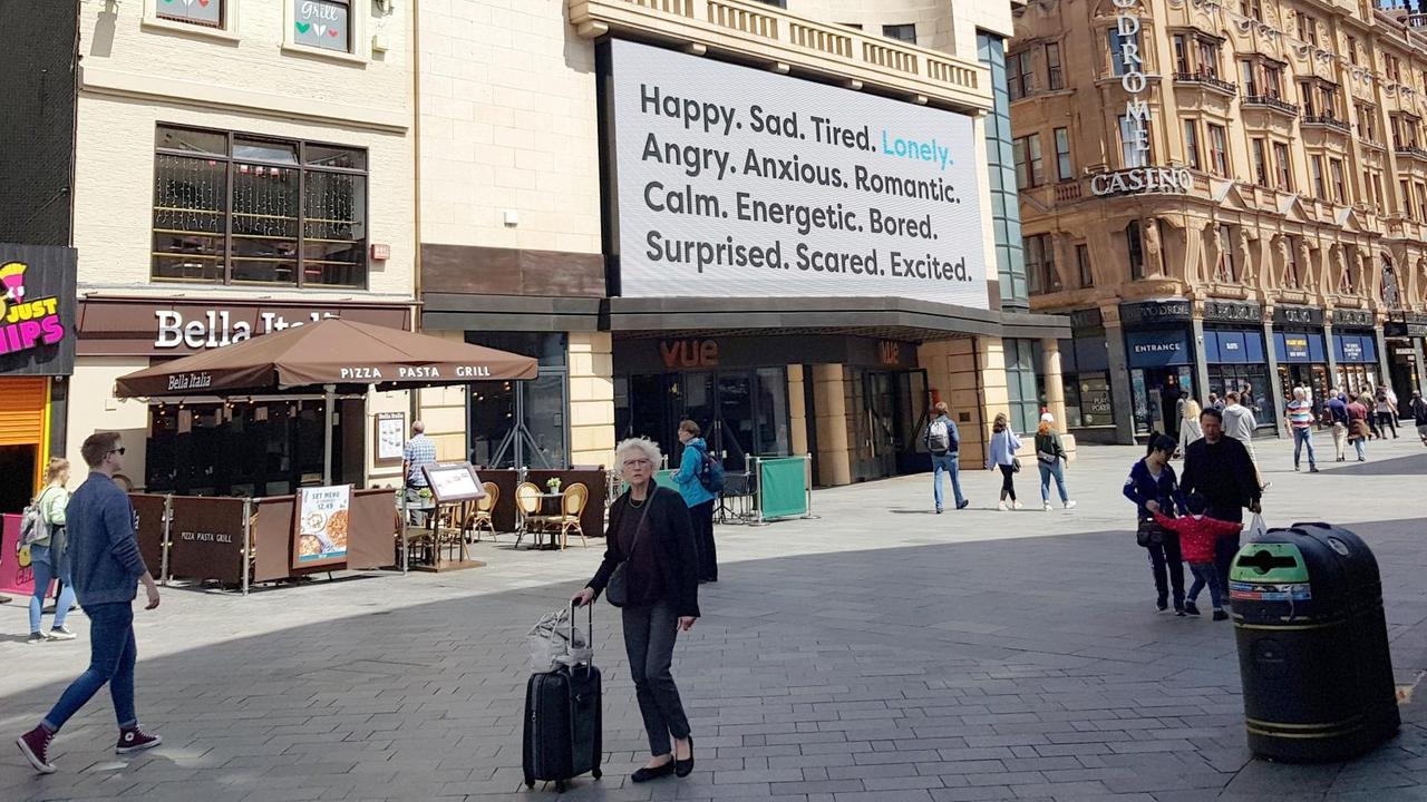 Ein Werbeschild des Ministeriums für Einsamkeit am Leicester Square in London