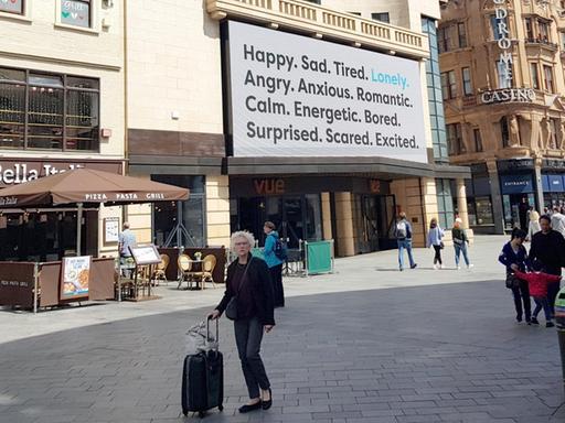 Ein Werbeschild des Ministeriums für Einsamkeit am Leicester Square in London