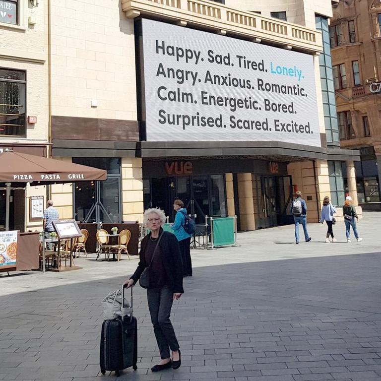 Ein Werbeschild des Ministeriums für Einsamkeit am Leicester Square in London 