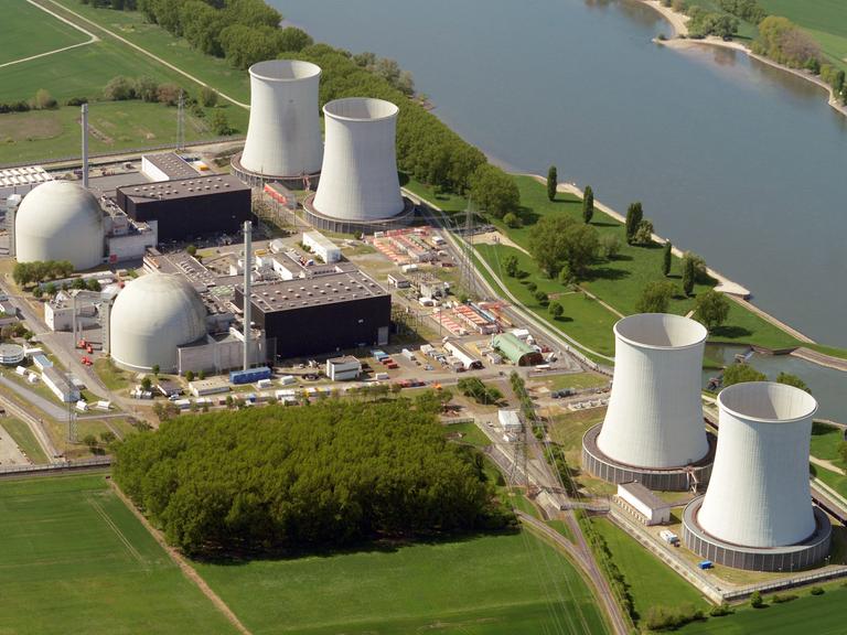 Luftaufnahme des RWE-Atomkraftwerks Biblis bei Biblis am Rhein