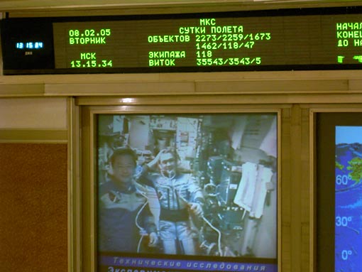 Bundesbildungsministerin Edelgard Bulmahn (SPD) telefoniert mit der Besatzung der Internationalen Raumstation ISS