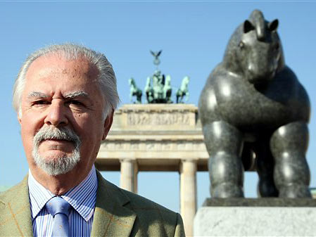 Der kolumbianische Künstler Fernando Botero auf dem Pariser Platz am Brandenburger Tor in Berlin Der kolumbianische Künstler Fernando Botero auf dem Pariser Platz am Brandenburger Tor in Berlin