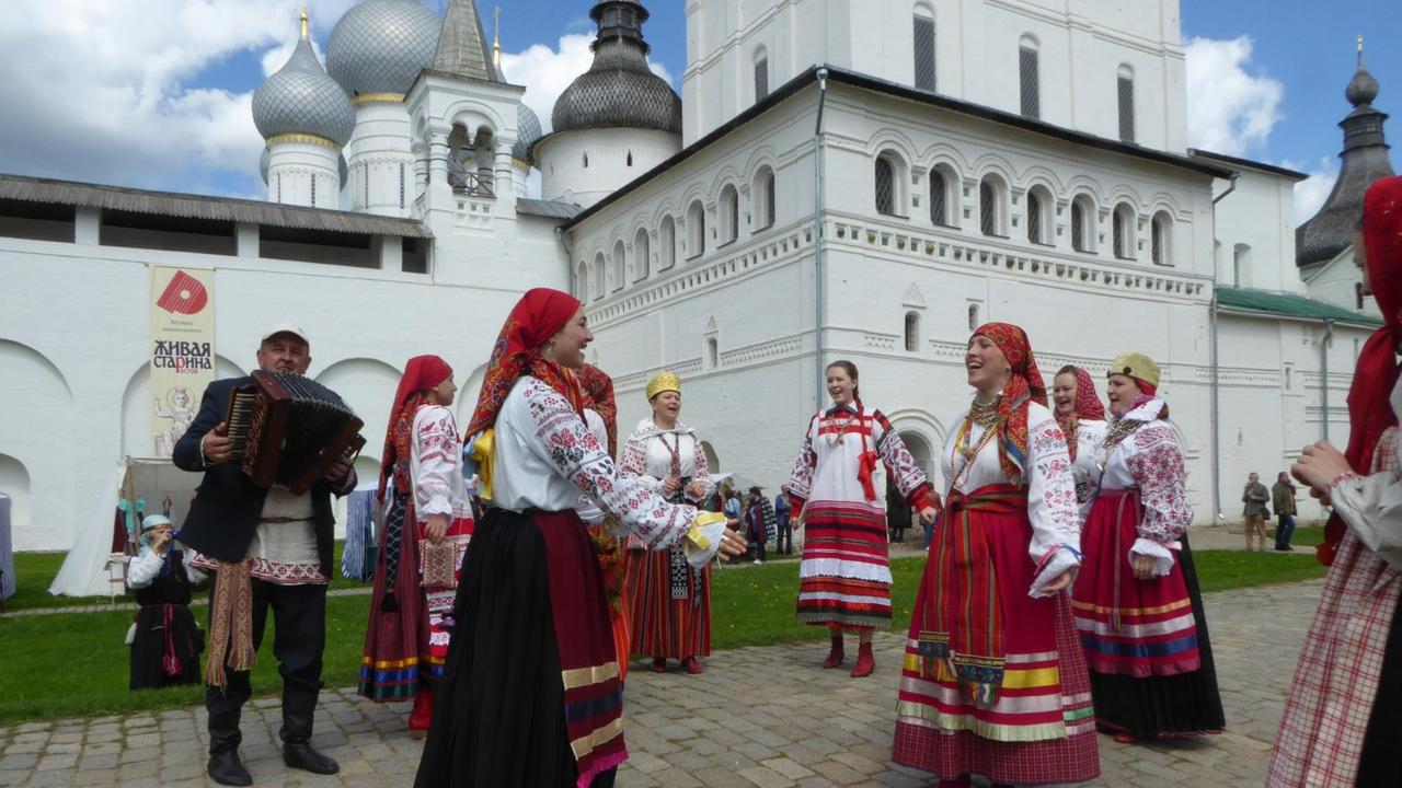 Tänzerinnen und Musiker des Voskresenie Folk Ensemble auf dem Kremle in Rostow beim "Festival of Music and Crafts"