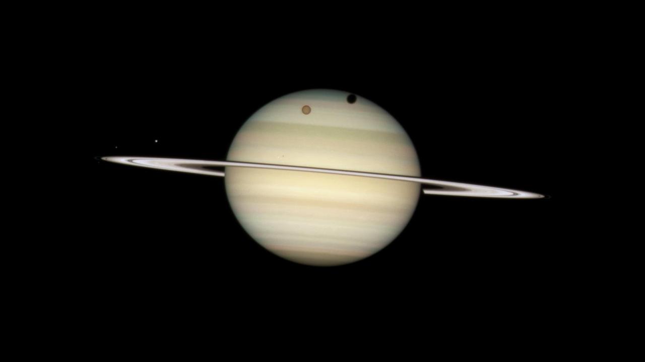 Saturn, aufgenommen im Februar 2009, als der Blick fast auf die Kante der Ringe fiel