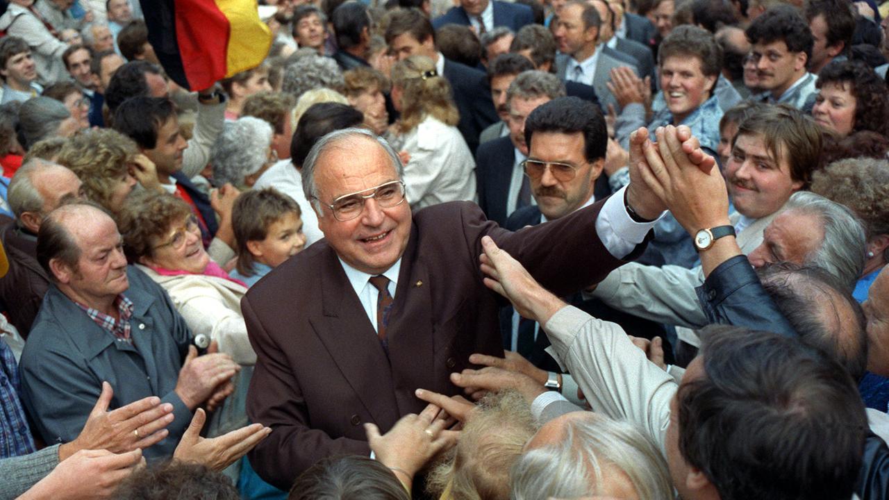 Bundeskanzler Helmut Kohl am 5.9.1990 von Massen umringt bei einer Wahlkampfveranstaltung in Heiligenstadt in Thüringen. 