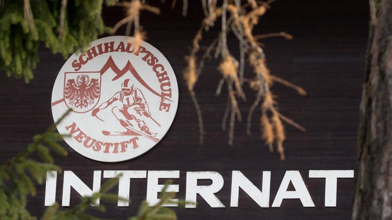 Ein Schild weist auf die Skimittelschule (damals Skihauptschule) Neustift im Stubaital mit dem dazugehörigen Internat hin.