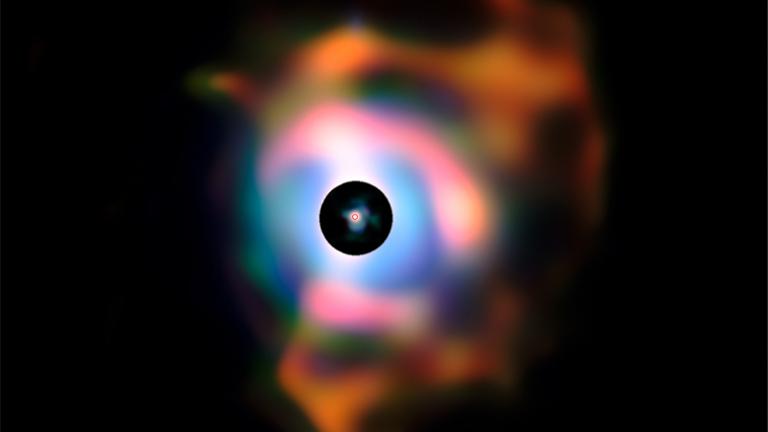 Beteigeuze (im kleinen roten Kreis in der Mitte) hat bereits viel Gas ins All gepustet, wie dieses Komposit aus zwei Bildern zeigt.