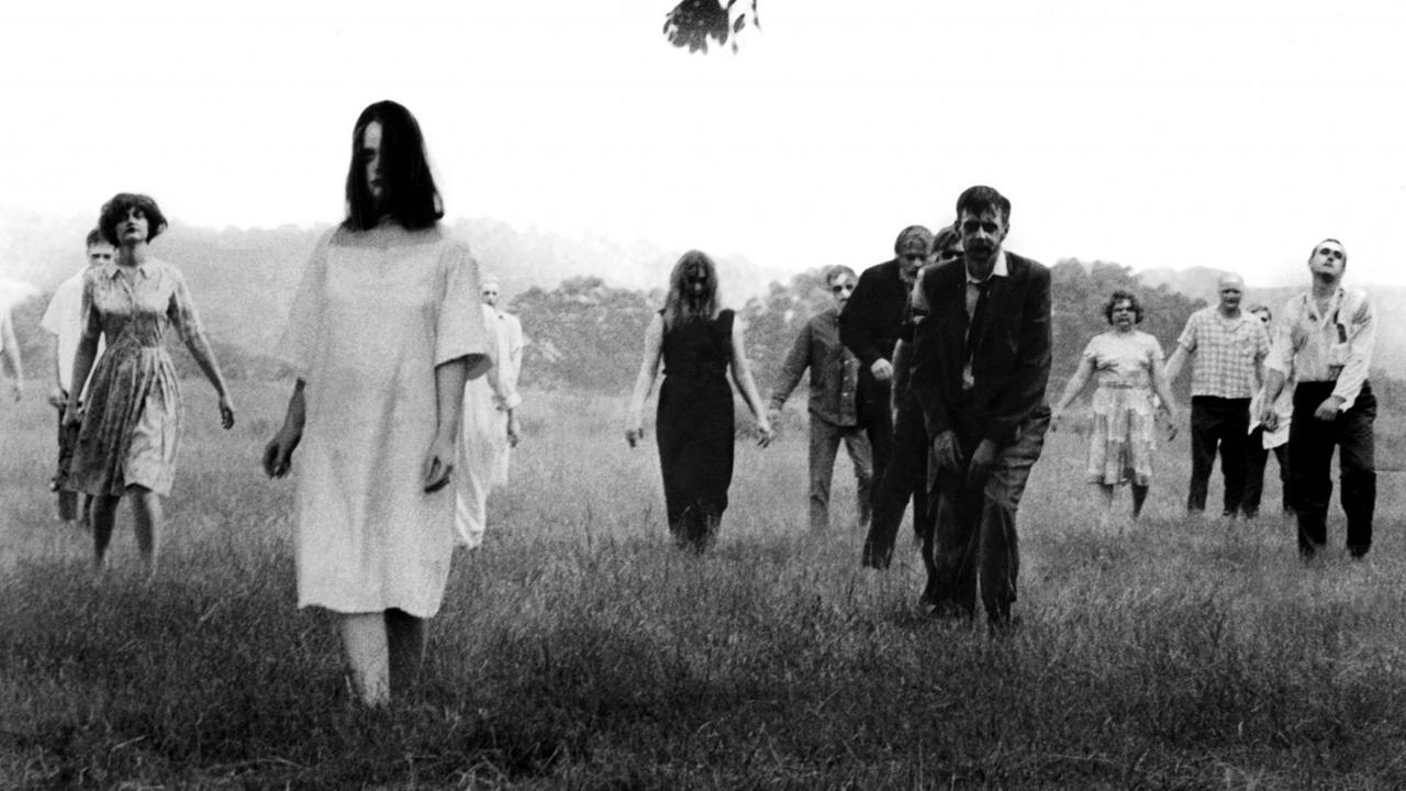 Geisterhaft wirkende Zombies wandeln über eine Wiese.