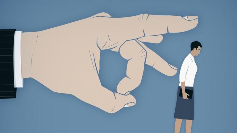Eine Illustration zeigt eine Hand auf der eine Frau in Geschäftskleidung steht, während über eine zweite mit dem Finger eine Schnipsbewegung andeutet.