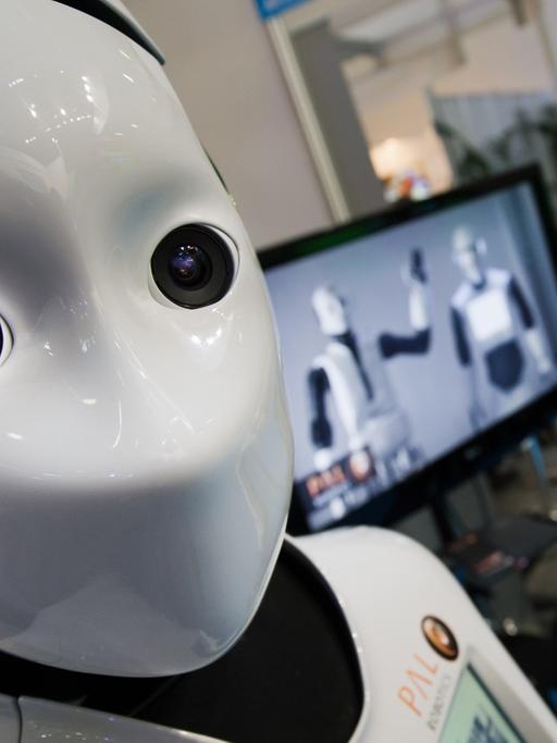 Ein Serviceroboter wird am 3.6.2014 auf der Messe Automatica in München präsentiert.