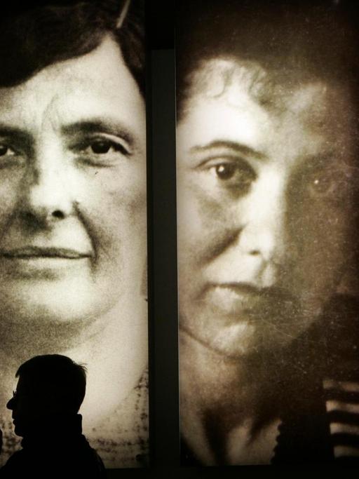 Zwei Frauen unterhalten sich am Freitag (26.01.2007) im Ort der Information unter dem Stelenfeld des Holocaust-Mahnmals in Berlin.