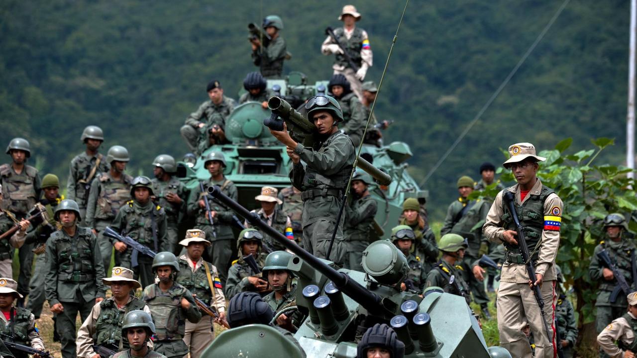 Venezuelanische Truppen während einer Pressekonferenz, die der Verteidigungsminister General Vladimir Padrino Lopez in Caracas gibt.