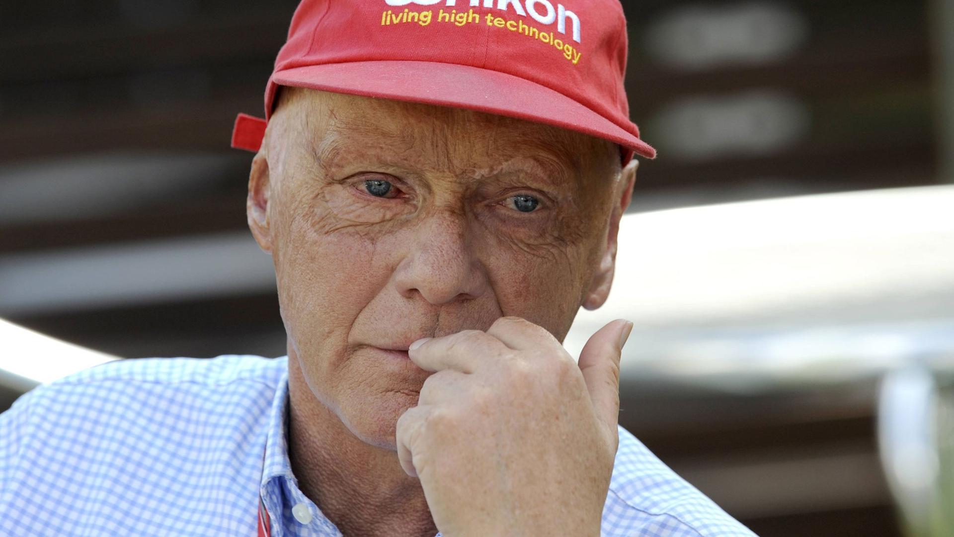 Das Bild zeigt den Rennfahrer Niki Lauda 2008 beim Großen Preis von Australien.