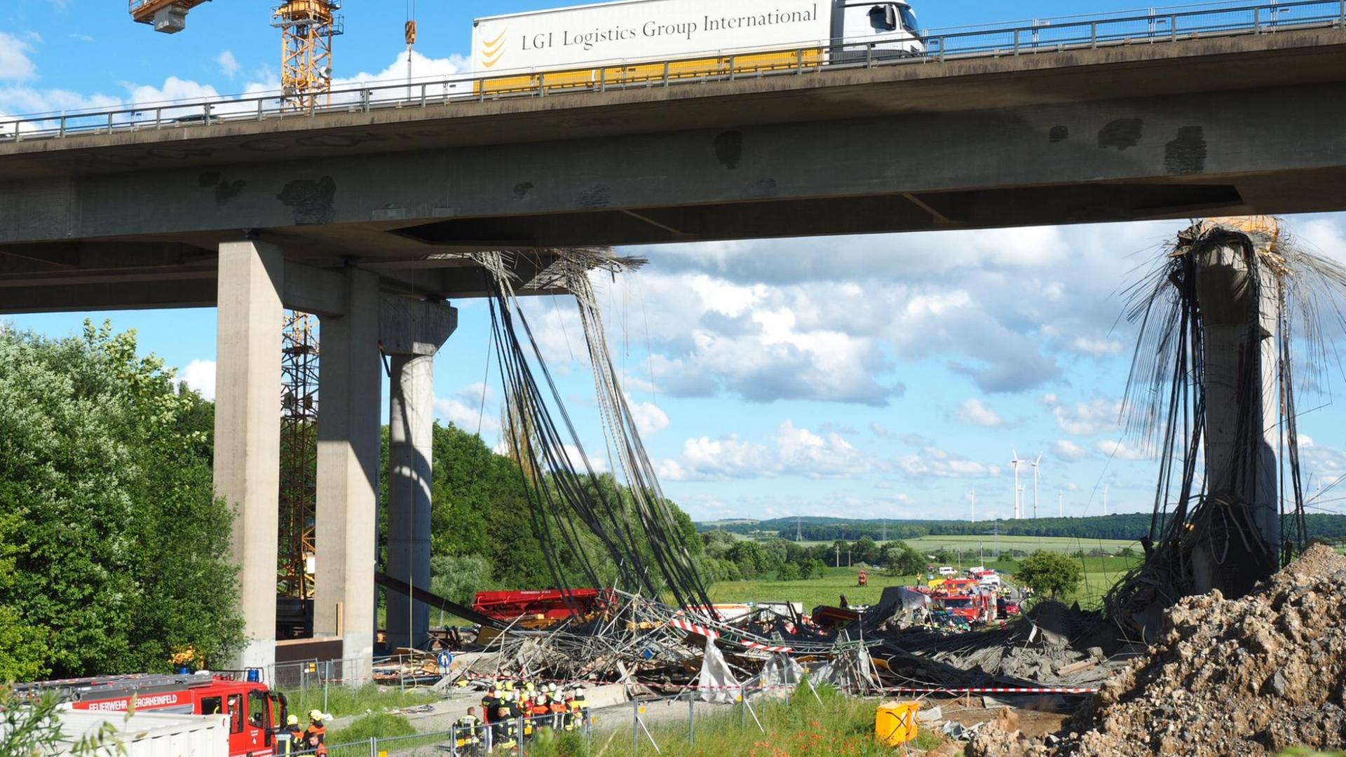 Ein eingestürztes Gerüst liegt am 15.06.2016 unter einer Autobahnbrücke bei Werneck (Bayern).